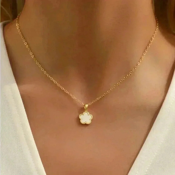 Jewelry - ⚠️Clearance White Floral Charm Necklace Yellow Gold